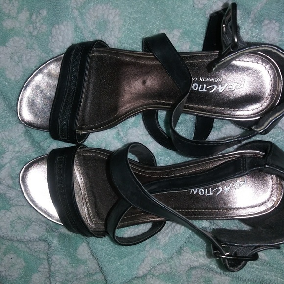 Sandals - Picture 2 of 7